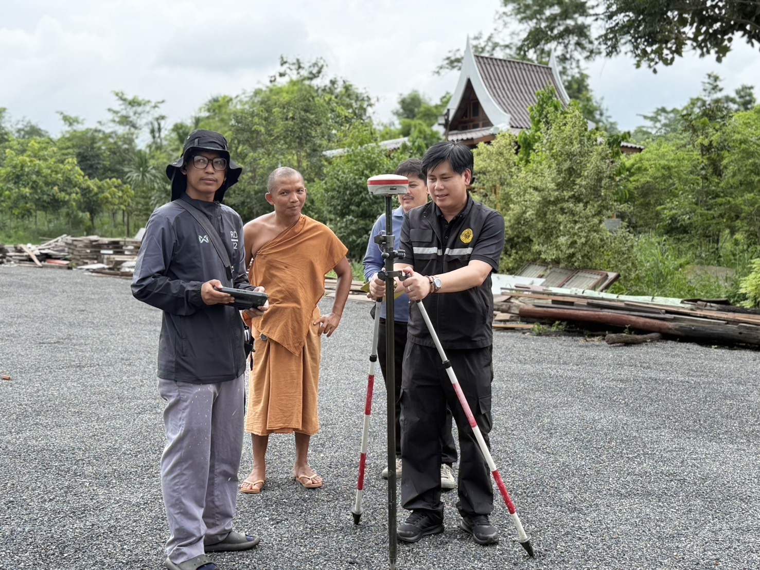 title - วันที่ 7 กรกฎาคม 2569 นายวิทูล ประดิษฐบุญ ปฏิรูปที่ดินจังหวัดปราจีนบุรี พร้อมด้วย เจ้าหน้าที่ ส.ป.ก.ปราจีนบุรี ลงพื้นที่ตรวจสอบ การขออนุญาตใช้วัดพุทธสถานทรัพยากรสวนป่านาดี
